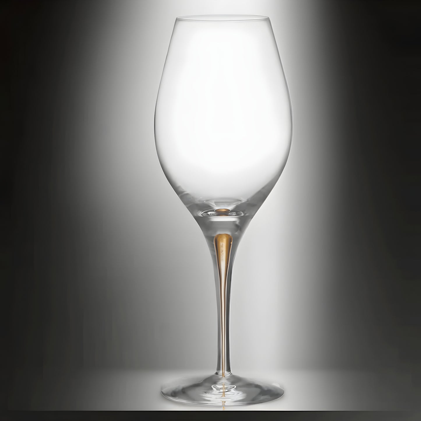Elegant 440ml wine glass with gold accent on a reflective surface.