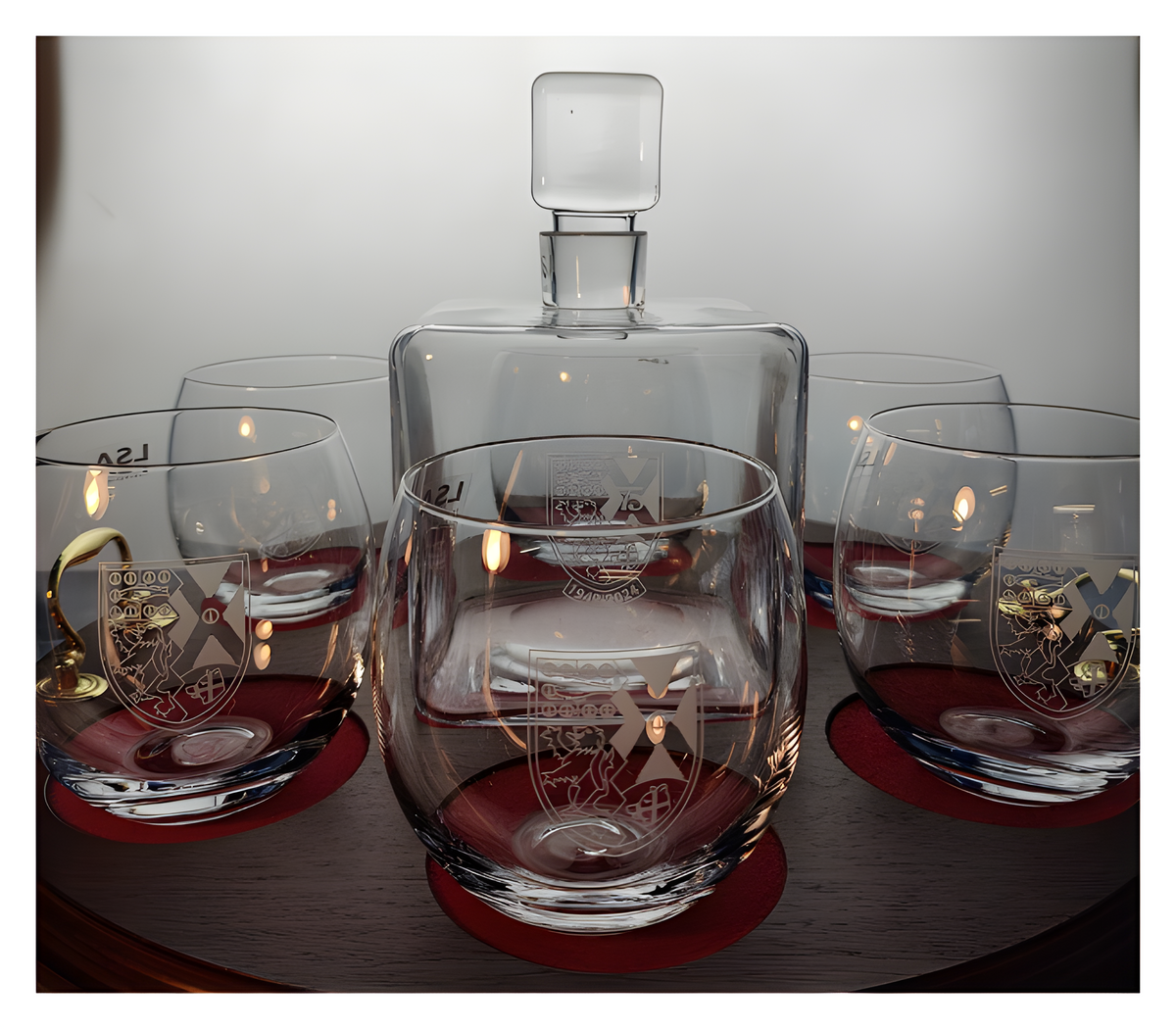 Example decanter and whisky glasses engraved with a family crest